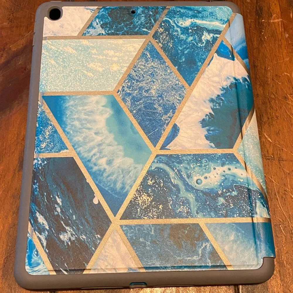 Cosmo Case for iPad with Trifold and Built-in Screen Protector